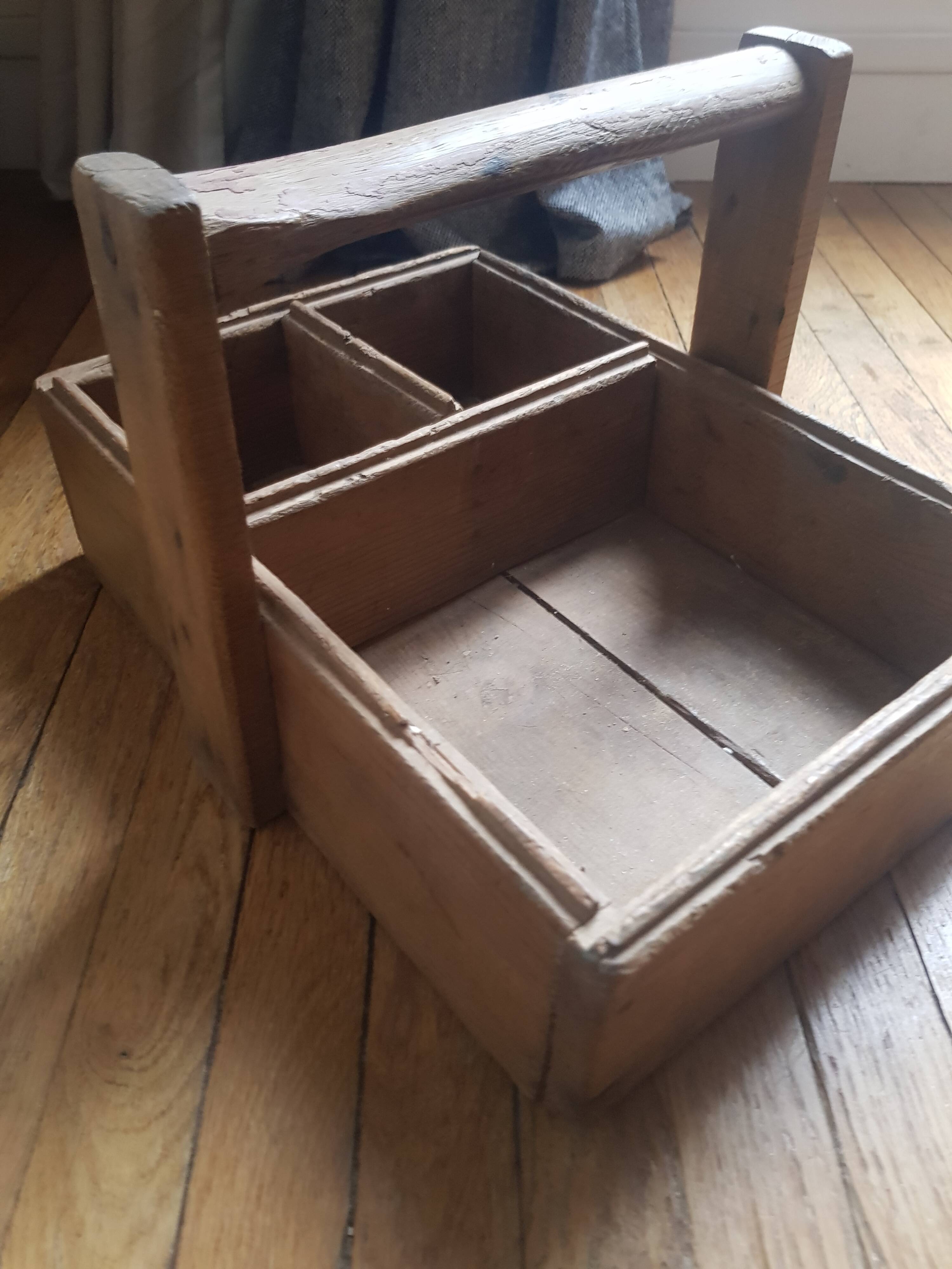 Wooden servant