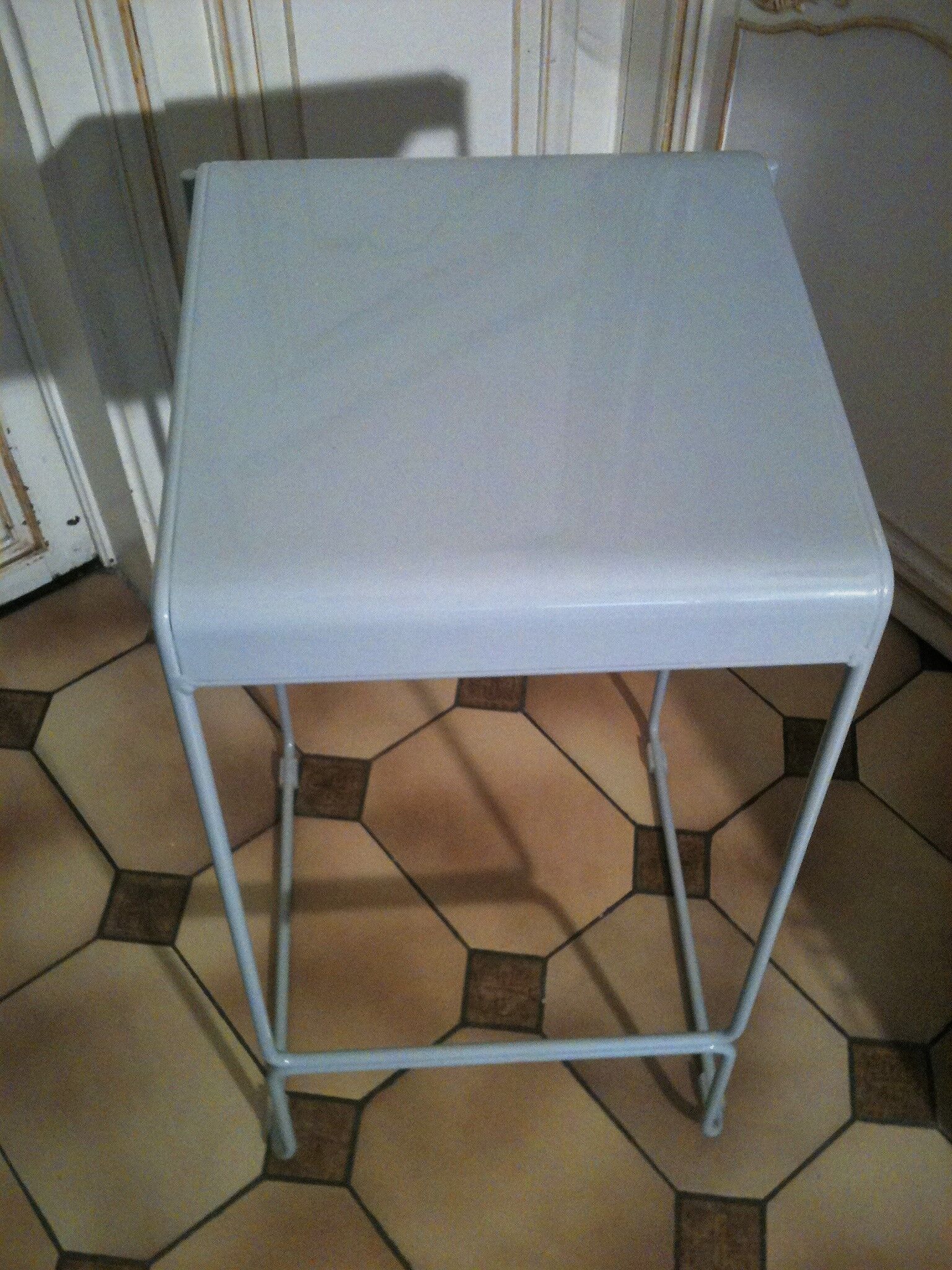 Tabouret minimaliste en acier