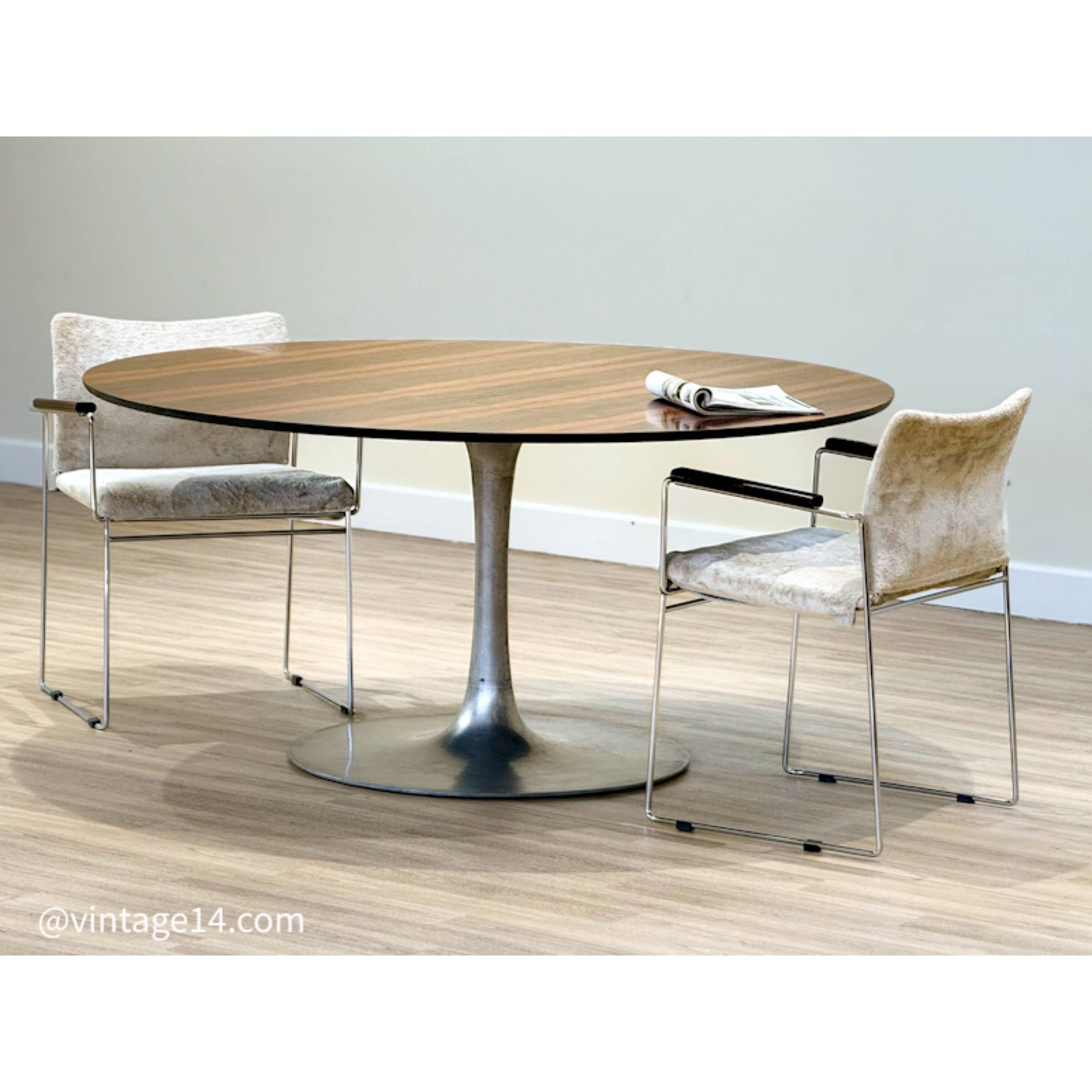 Mid-Century Arkana Round Dining Table in Brazilian Rosewood