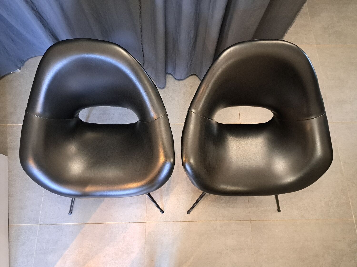 Pair of armchairs in skaï and black steel