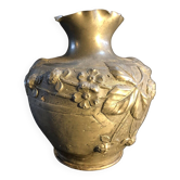 Vase en étain repoussé a motifs floraux 1930