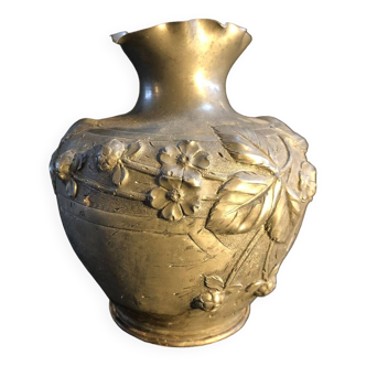 Vase en étain repoussé a motifs floraux 1930