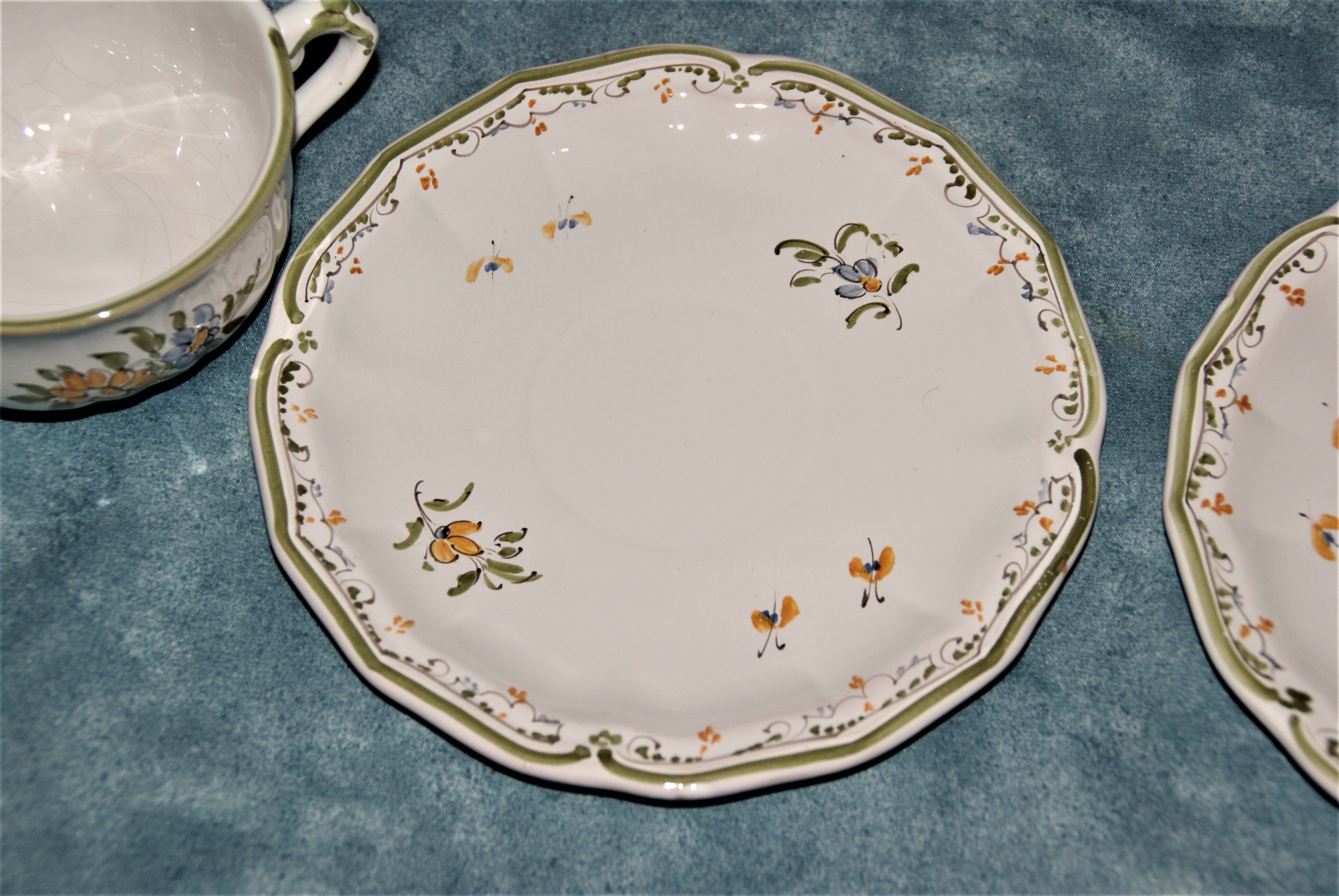 Deux tasse moustier à décor de fleurs signé