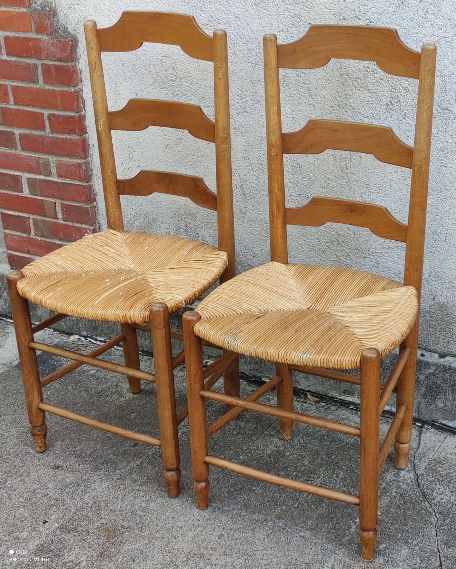 Paire de chaises paillées vintage en merisier