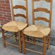 Paire de chaises paillées vintage en merisier