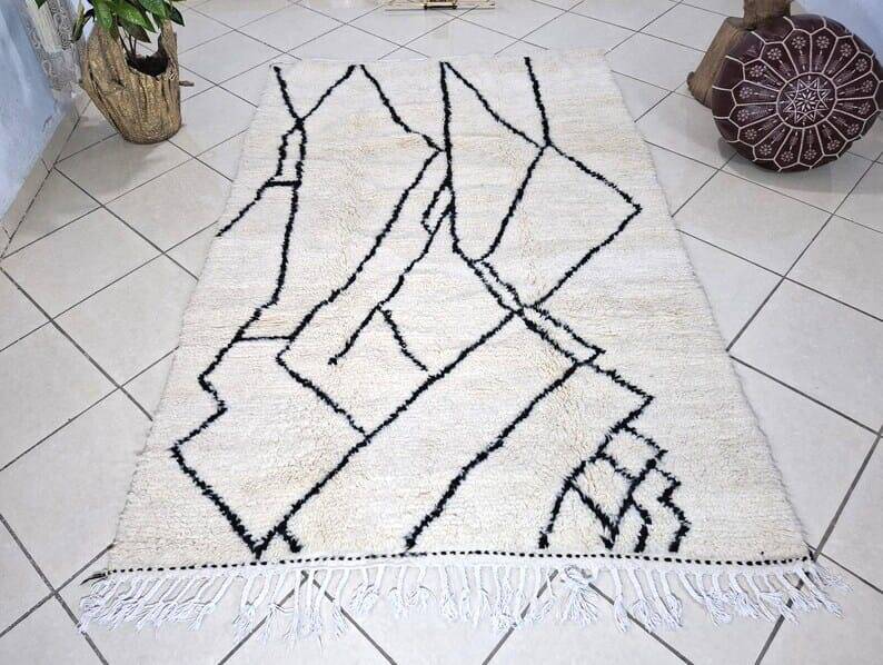 Handmade Moroccan rug from Oued Zam, size 160 x 240 cm.