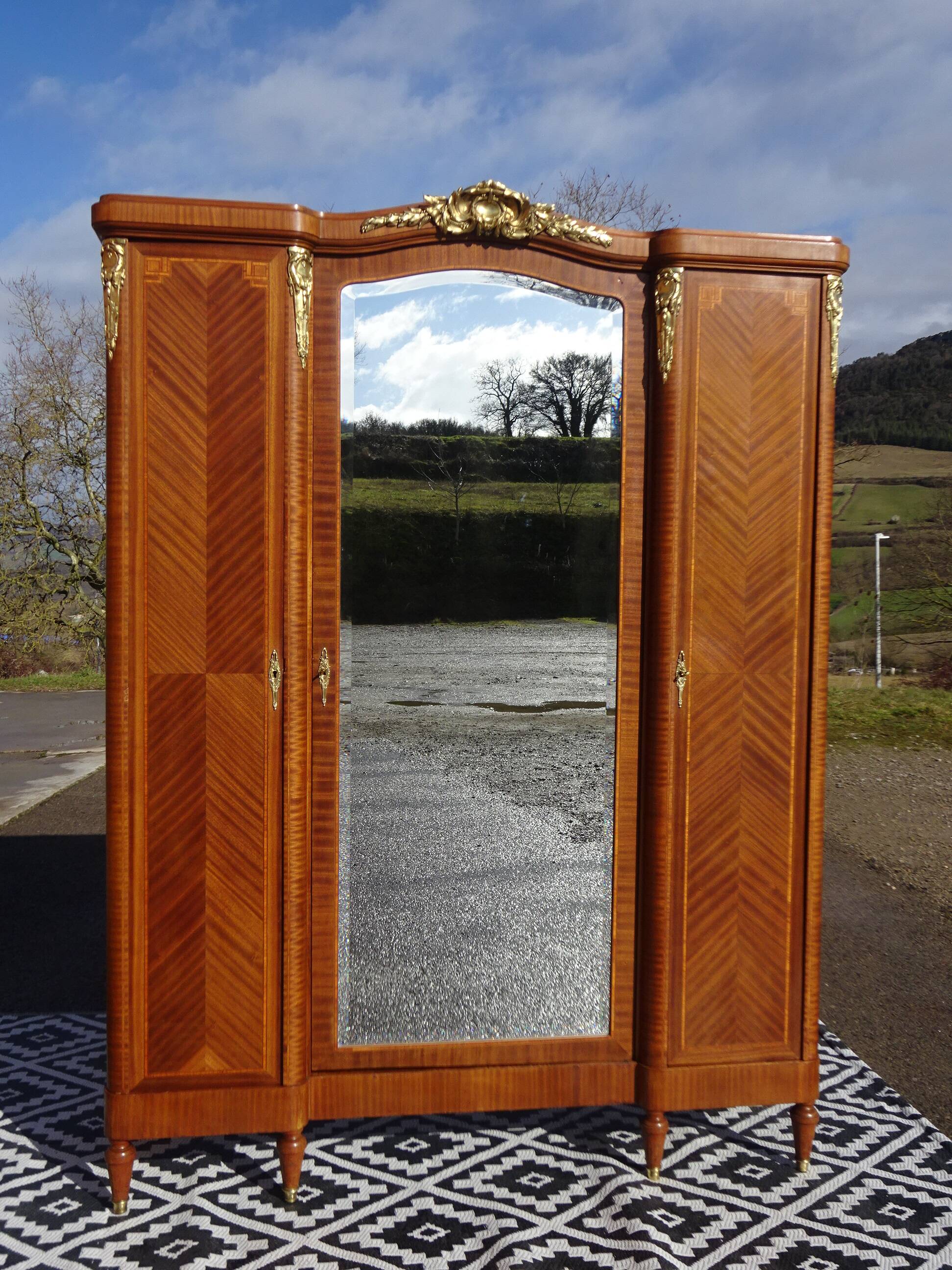 Ancienne armoire Louis XVI avec bronze et marqueterie
