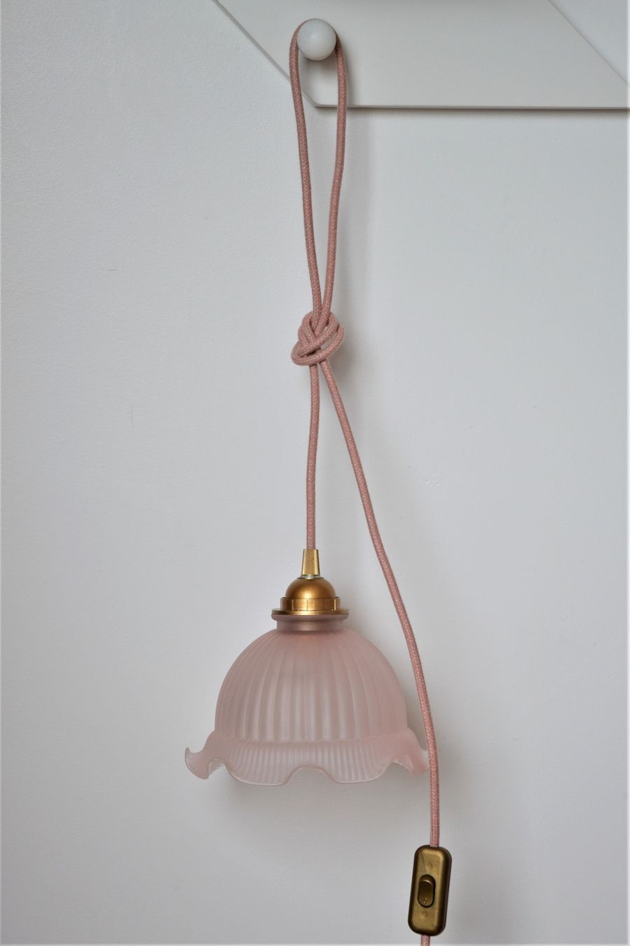 Walklight in curved glass – pink colors -