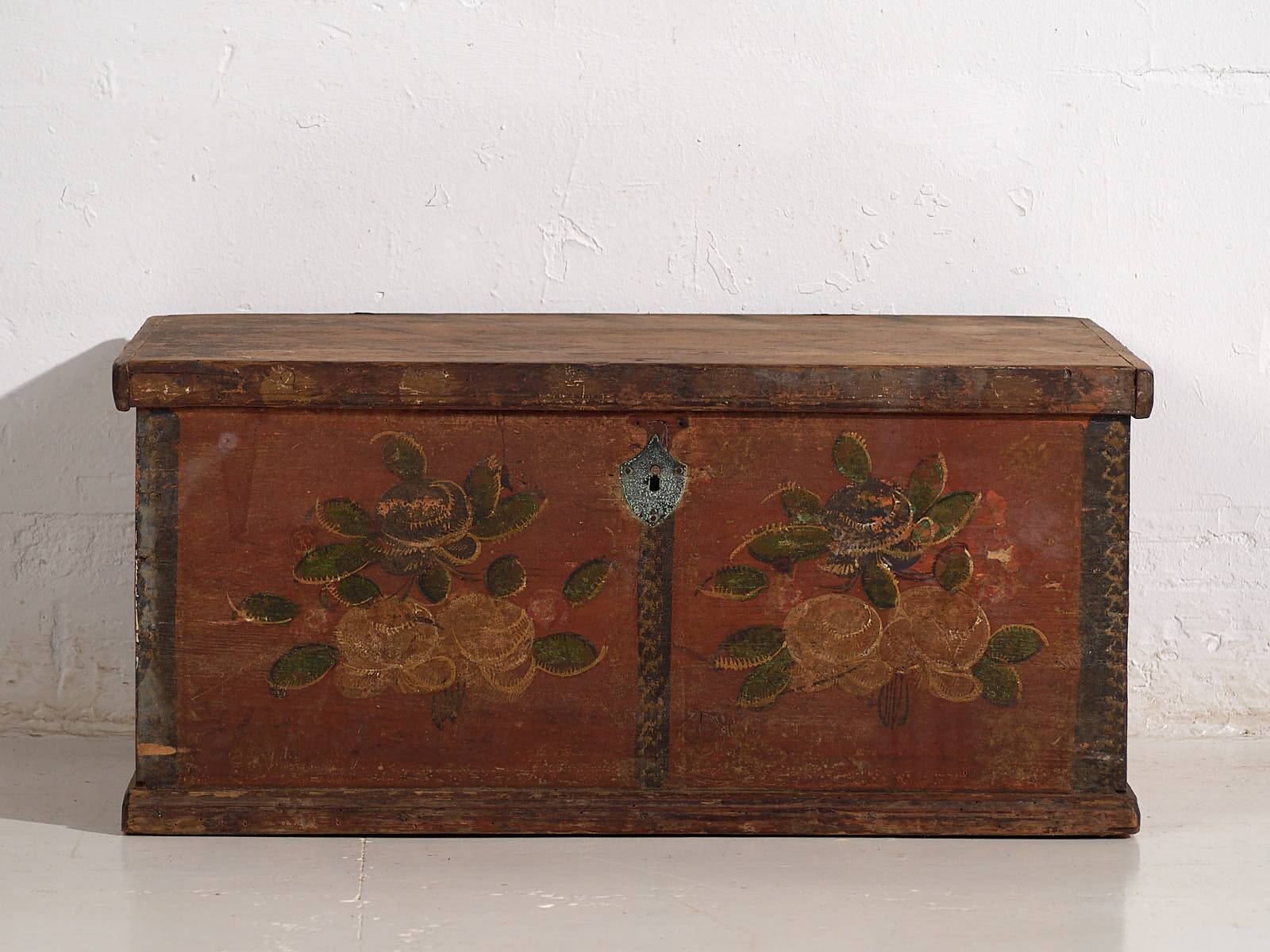 Small antique chest with floral motifs (c.1920)