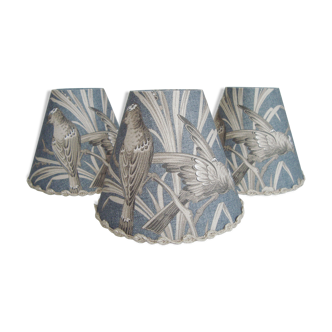 Lot de trois abat-jours style toile de Jouy motifs oiseaux