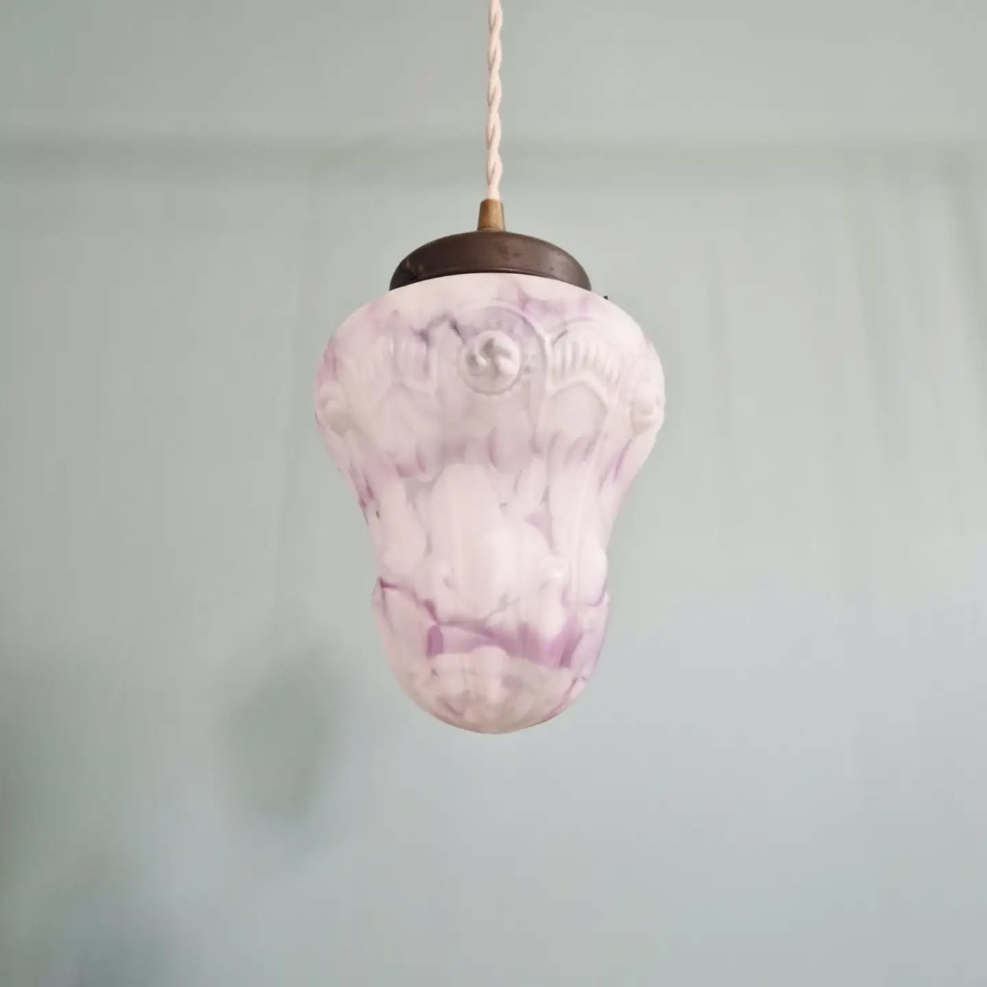Art Deco pendant in speckled white and purple glass, 1920
