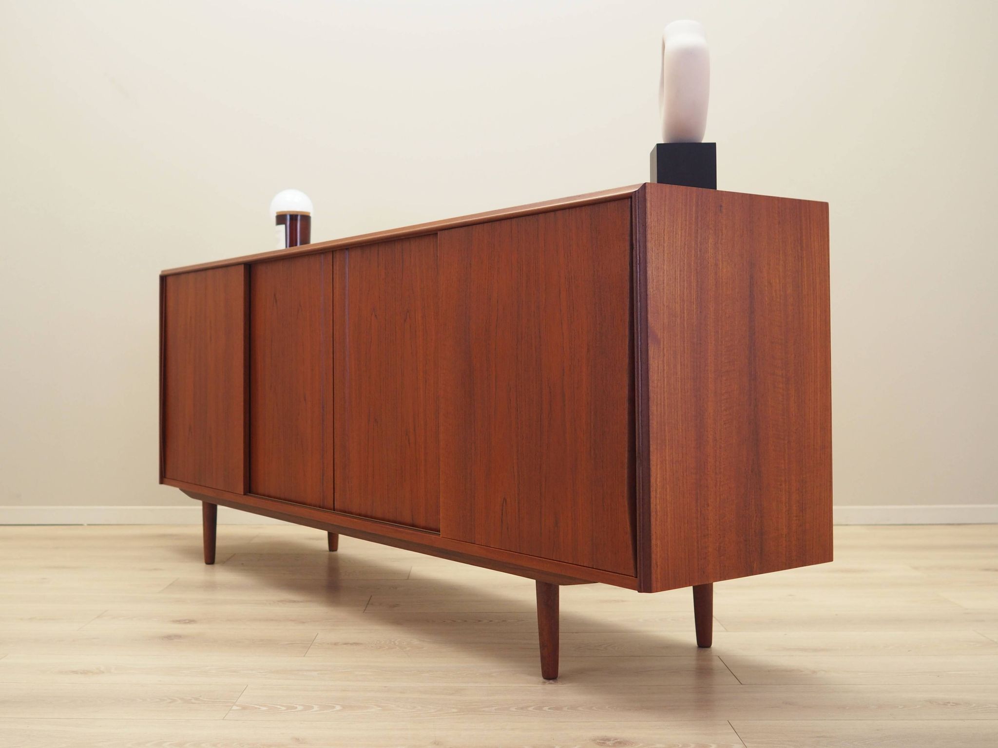 Enfilade en teck, design danois, années 1960, designer : E.W. Bach