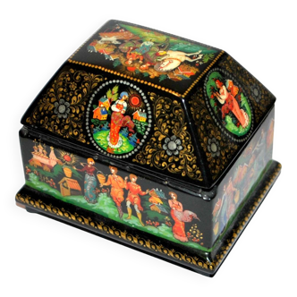 Signed Russian lacquered wood jewelry box - Polychrome tomb box Medieval gallant scenes