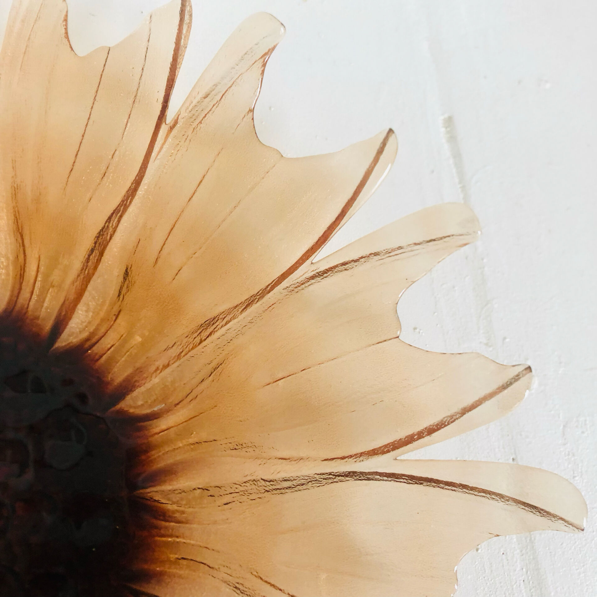 Plat tournesol en verre moulé pressé circa 1960