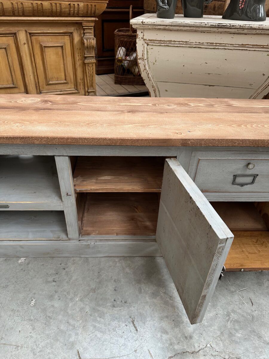 Ancien meuble de métier transformé en meuble télé