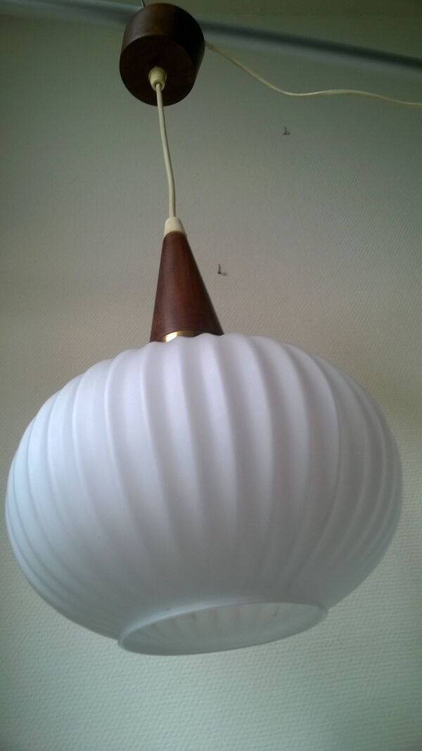 Suspension vintage en opaline ,teck et laiton par Louis Kalff c.1960