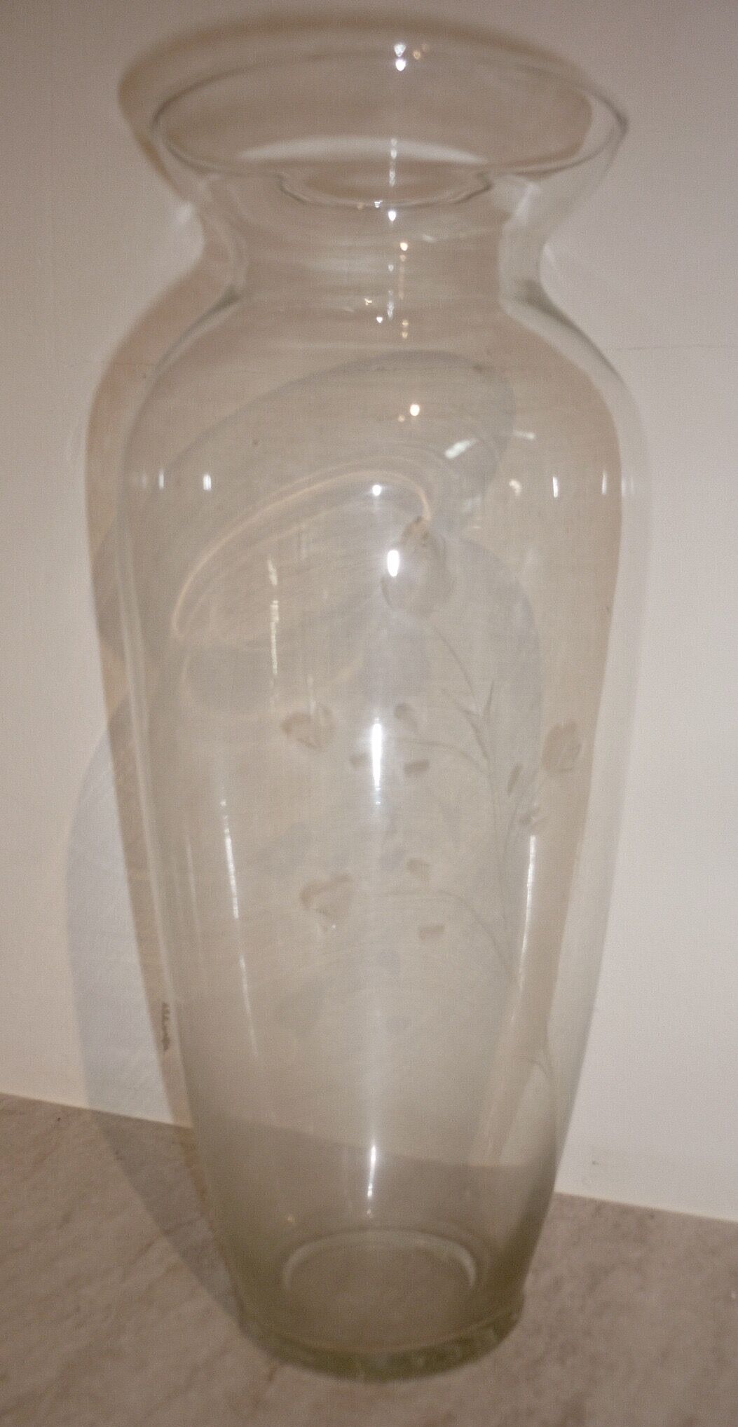 Glass vase engraved floral decoration