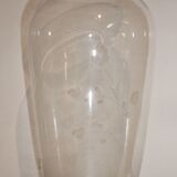 Vase en verre décor floral gravé