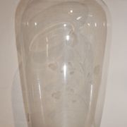 Vase en verre décor floral gravé