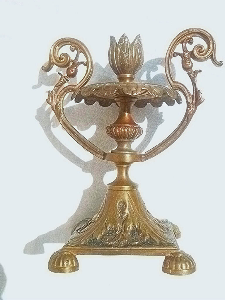 Vintage 4-legged candle holder