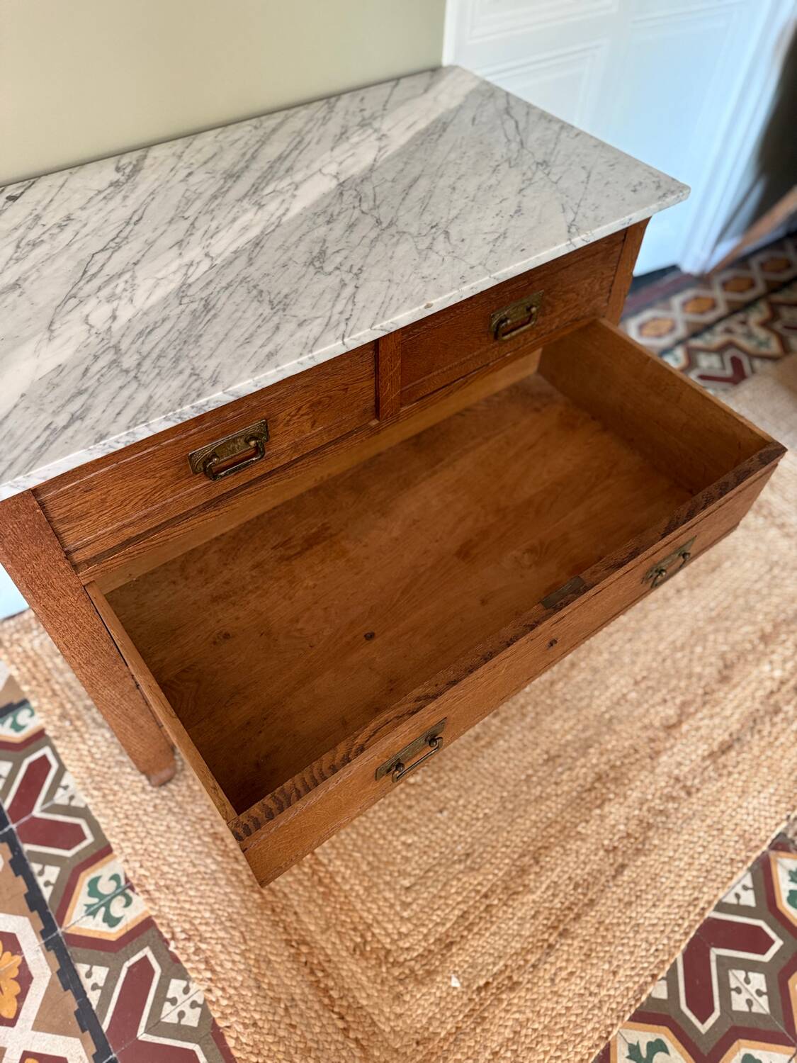 Commode de toilette ancienne, marbre blanc et miroir biseauté