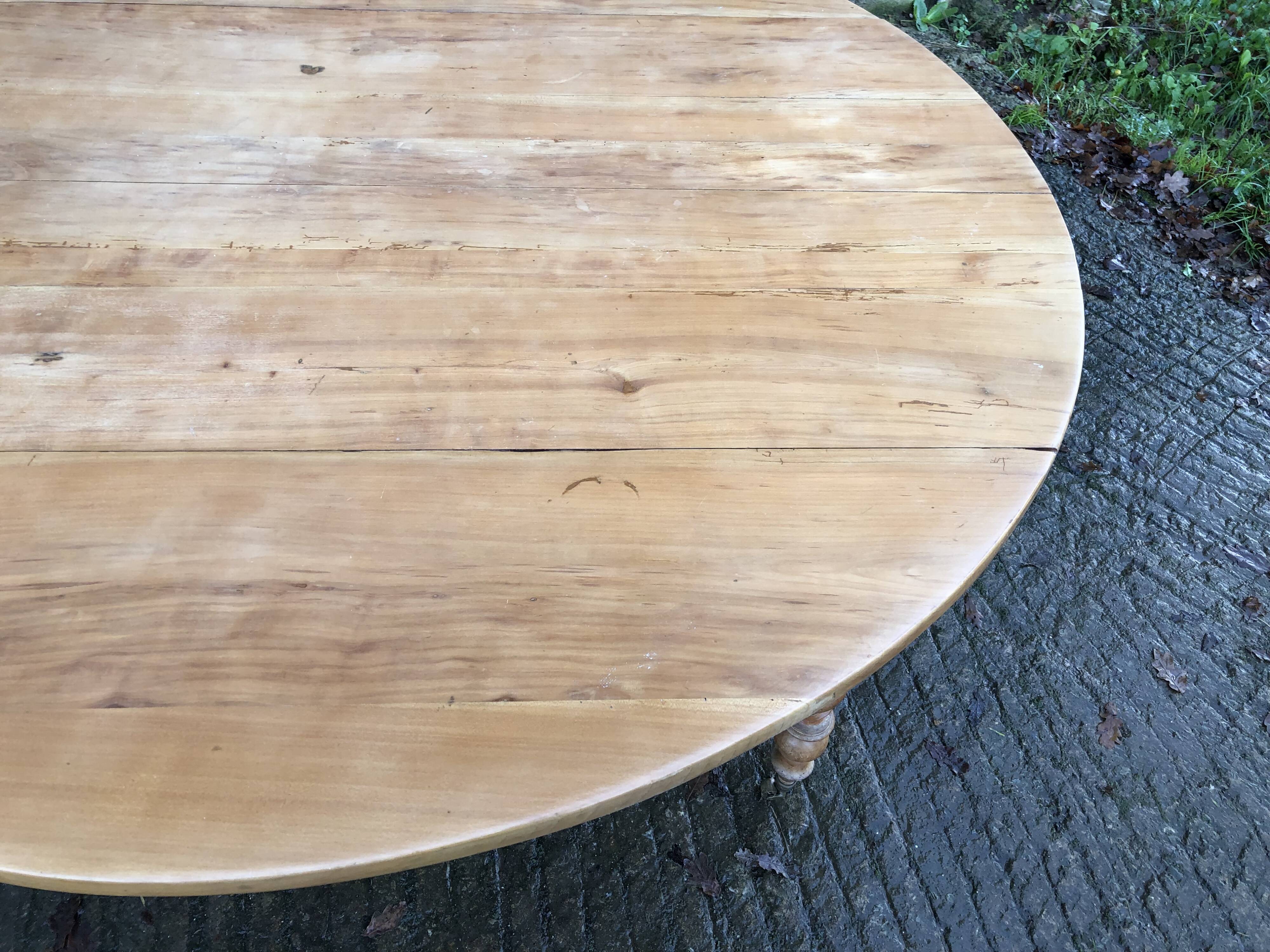 Round table in solid cherry wood, extendable with twisted legs, Louis Philippe style.