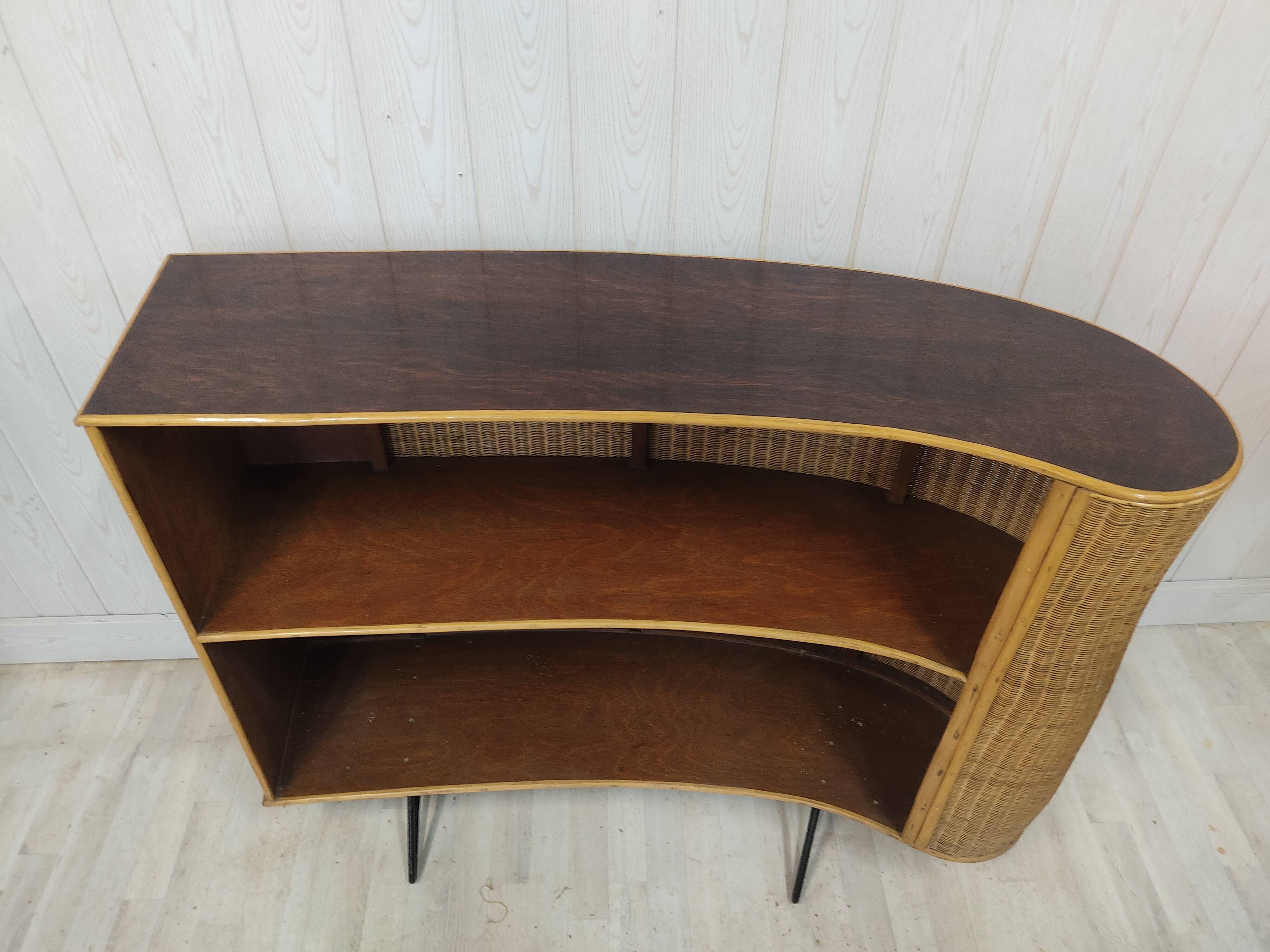 Vintage wicker bar and its two stools