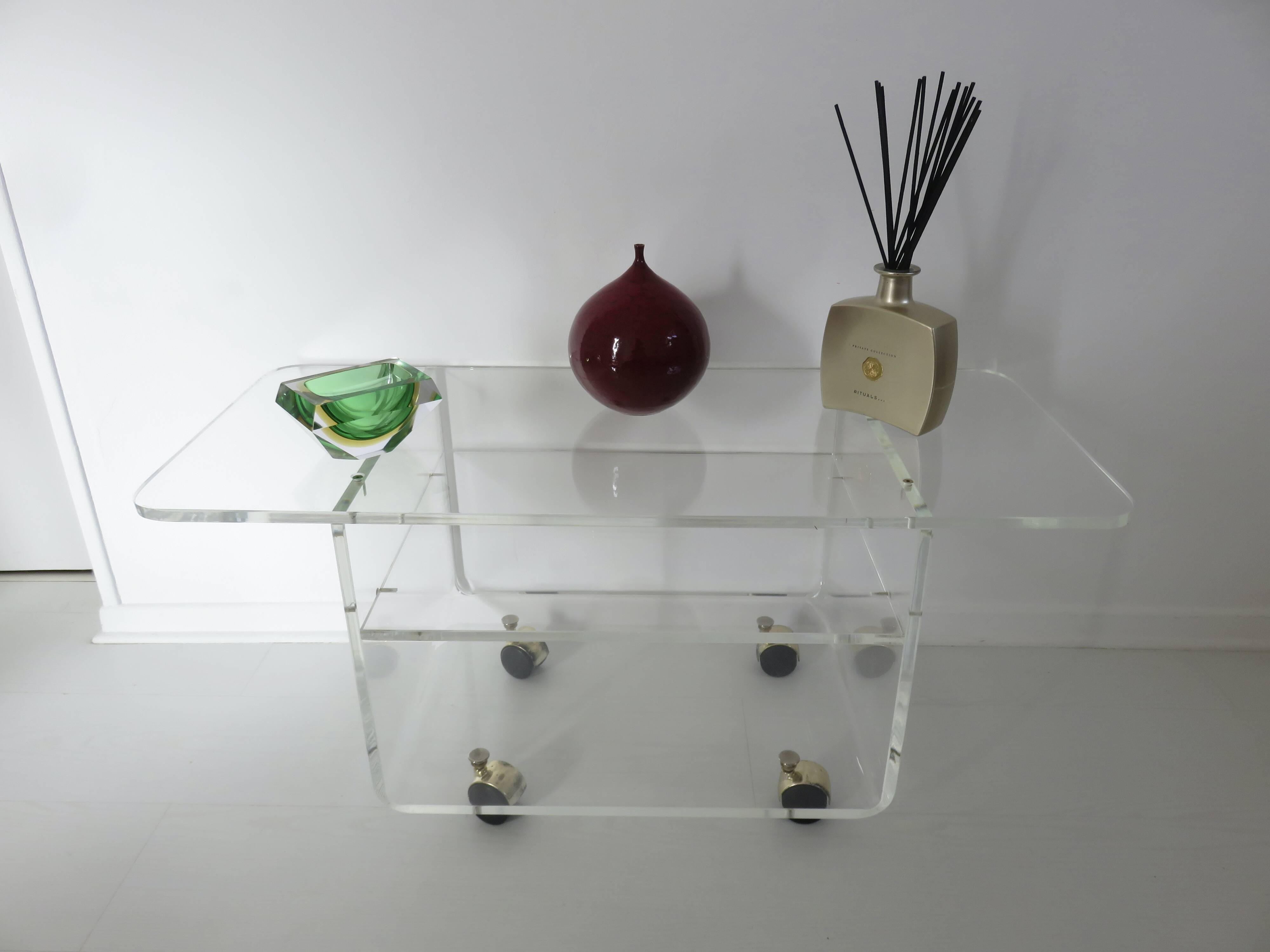 Table en plexiglas design de David Lange pour " Les invisibles du marais "