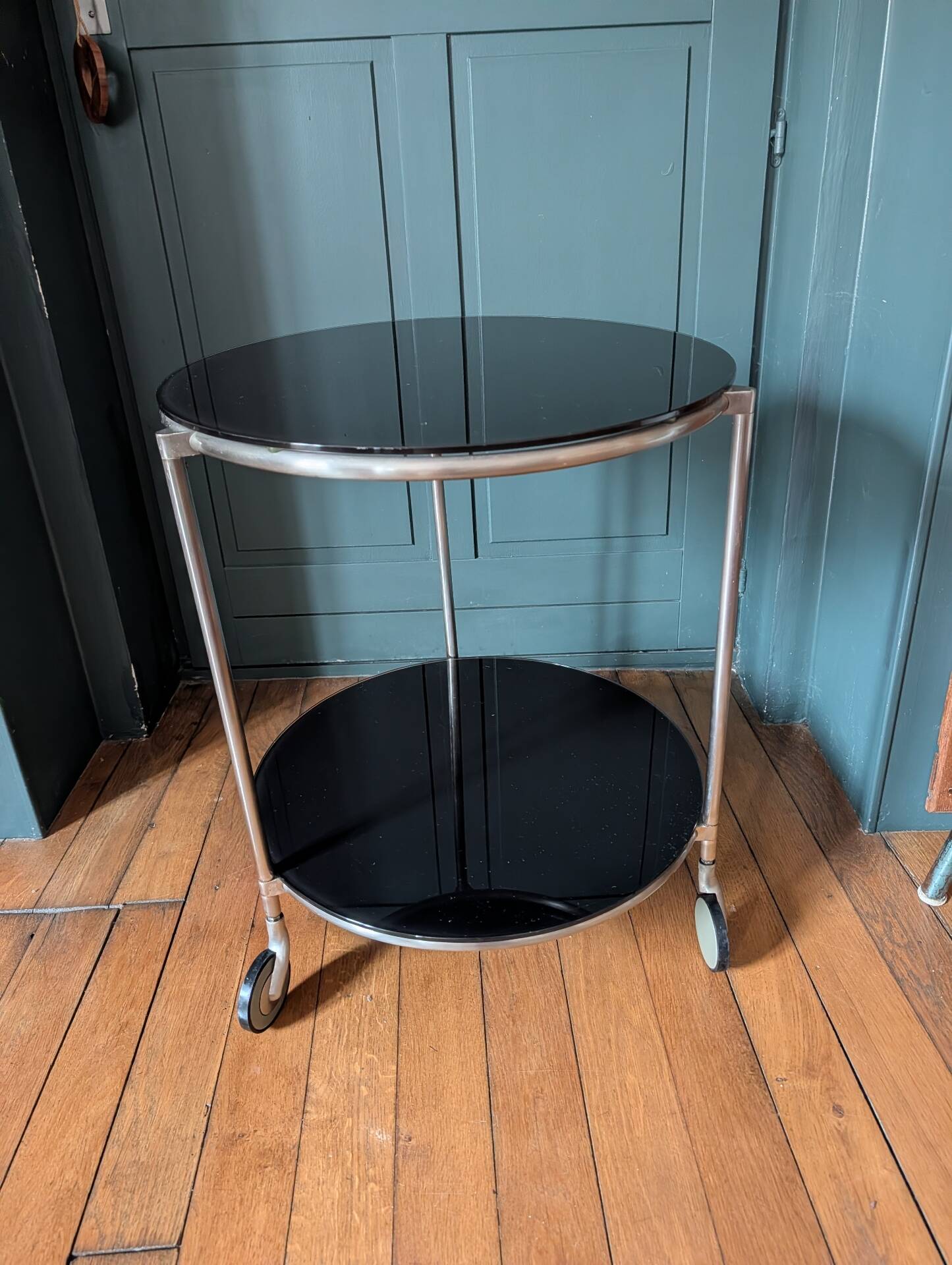 Vintage side table on wheels – black glass top