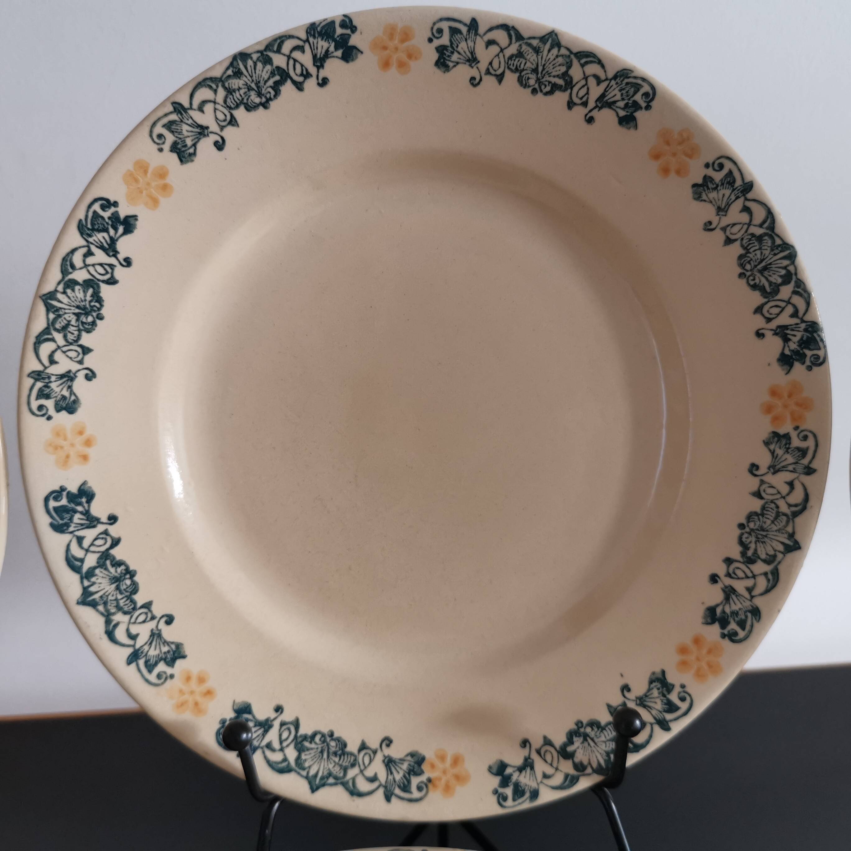 Set of 8 Moulin des Loups dessert plates