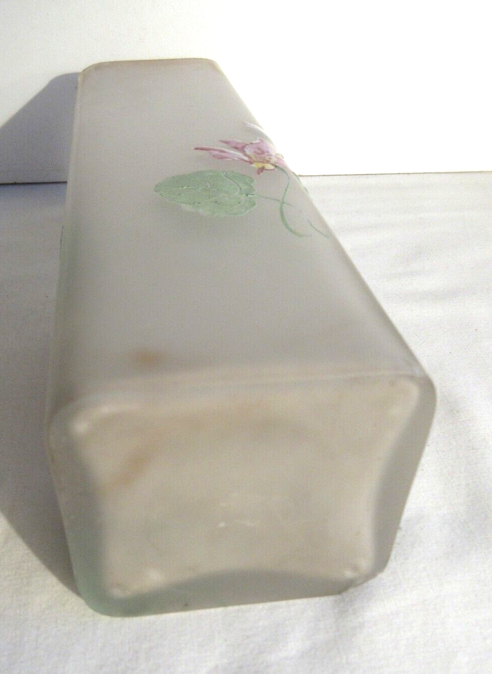 Vase haut et carré, pâte de verre opaque émaillée Legras d'un semis de fuchsia multicolores