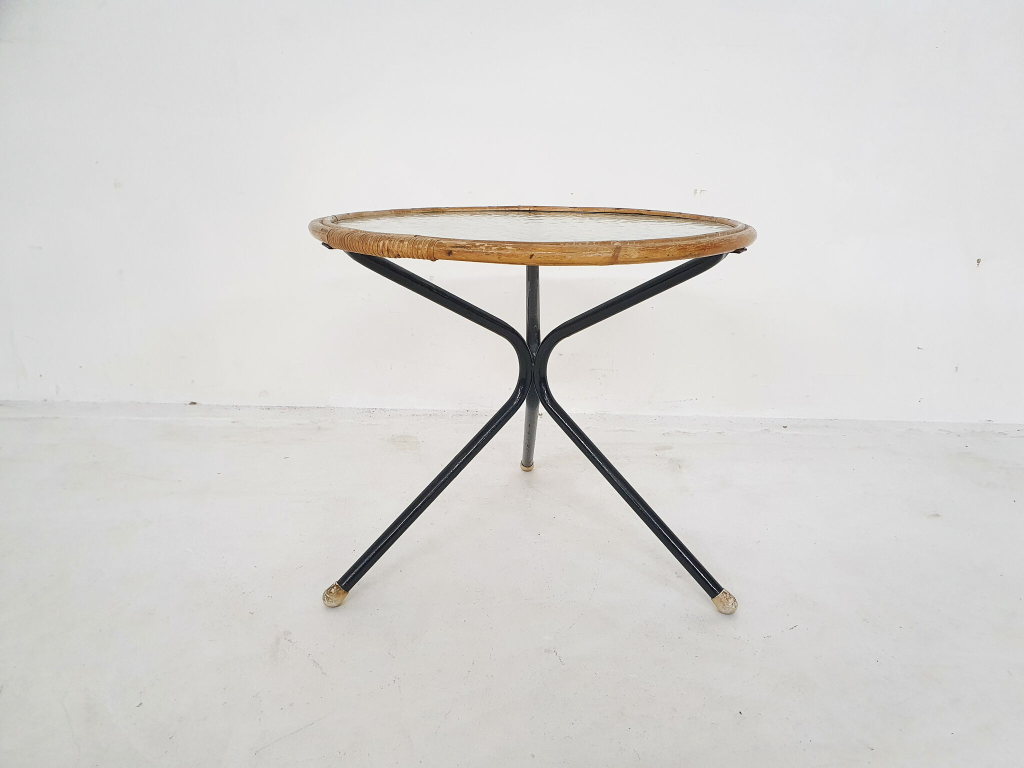 Rohe Noordwolde round glass and rattan side table, The Netherlands 1950's
