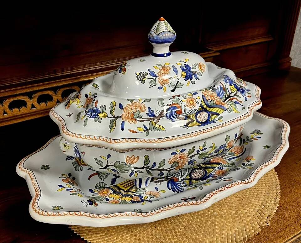 Soupière sur son plat en faïence de Desvres décor Rouen par Géo Martel