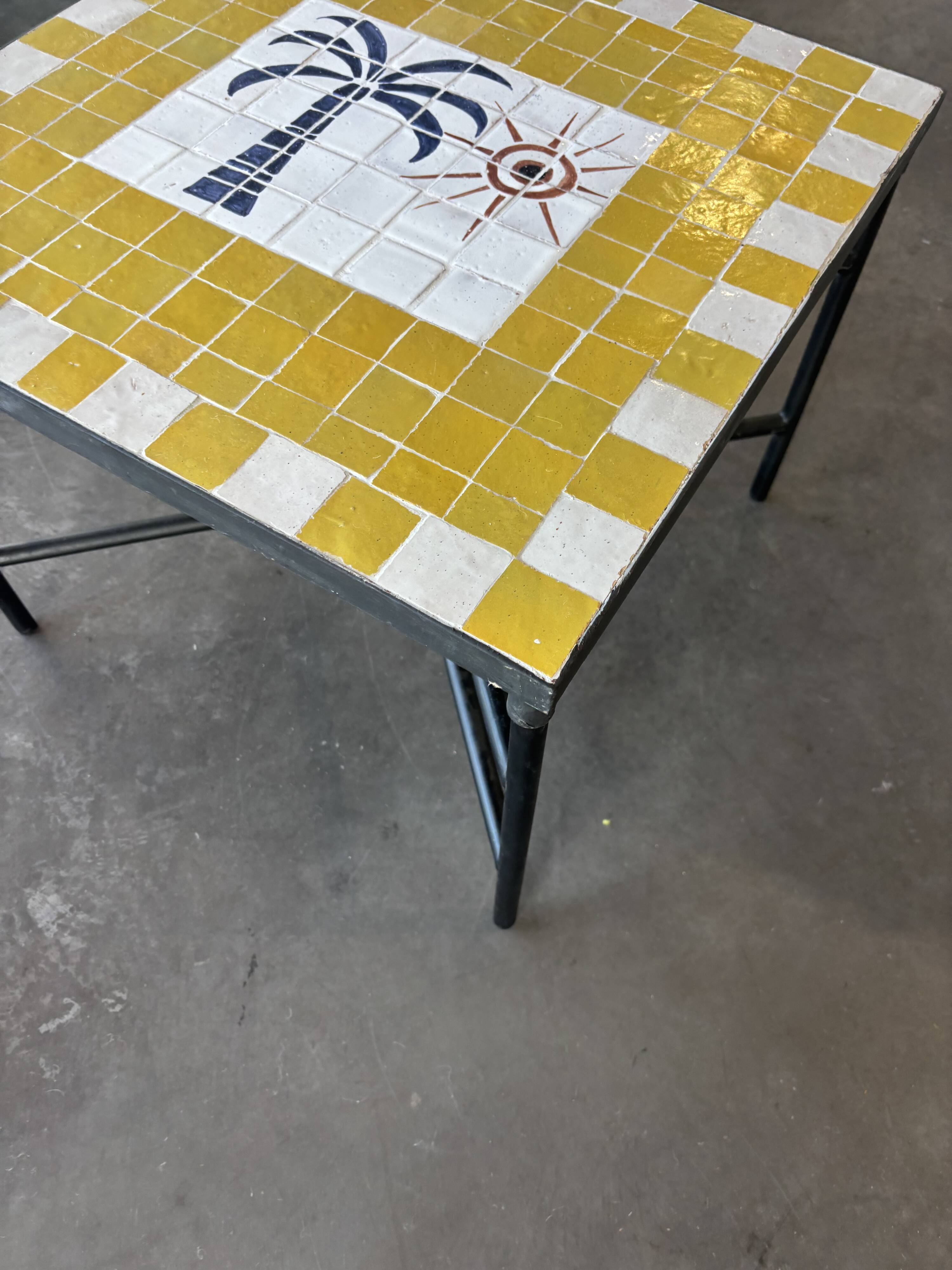 Table basse carrée en zellige jaune, décor palmier