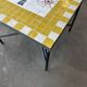 Table basse carrée en zellige jaune, décor palmier