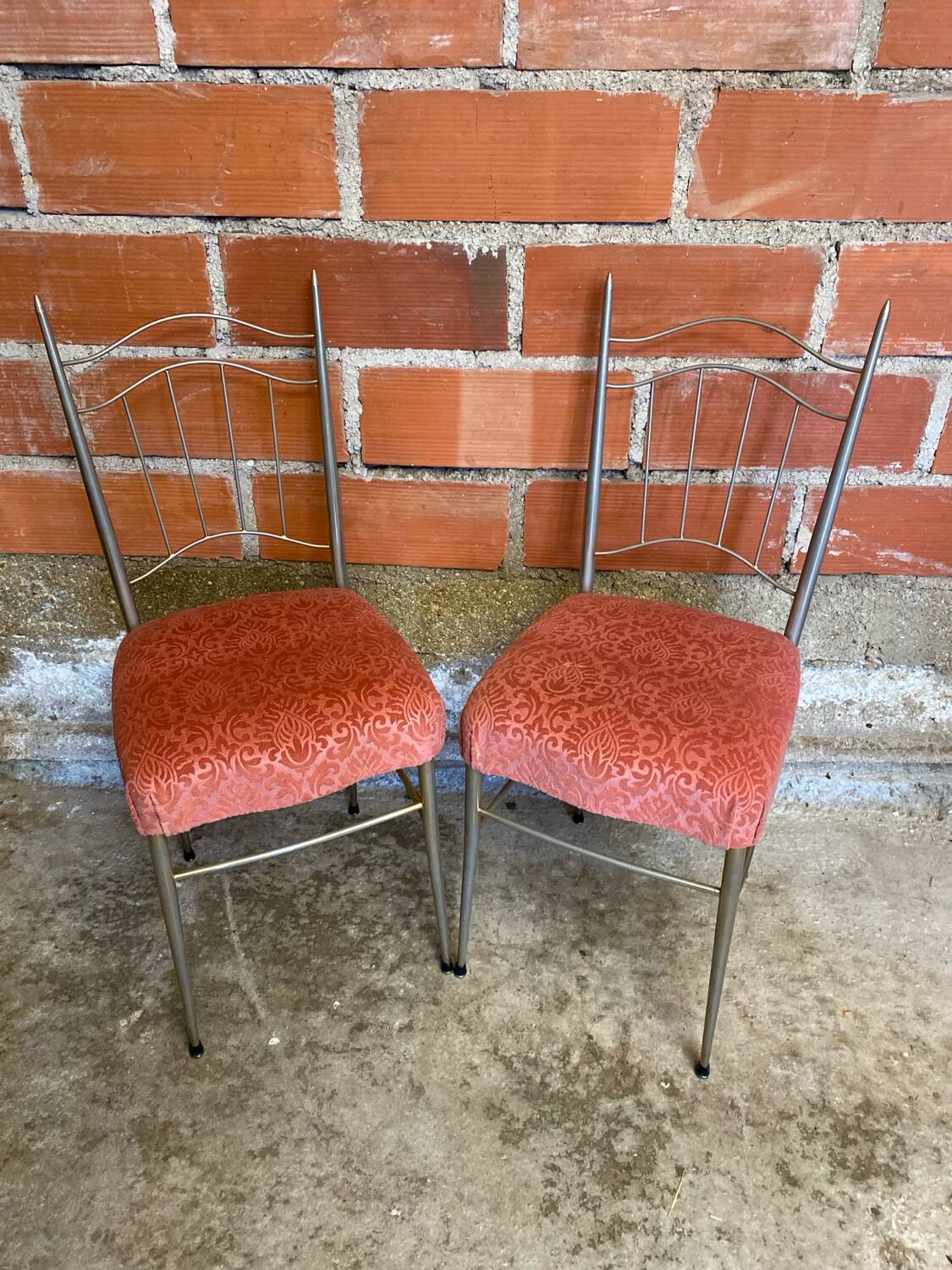 Pair of chairs with golden metal frame + baroque pink fabric seat