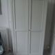 Armoire parisienne vintage réenchantée en gris perle.