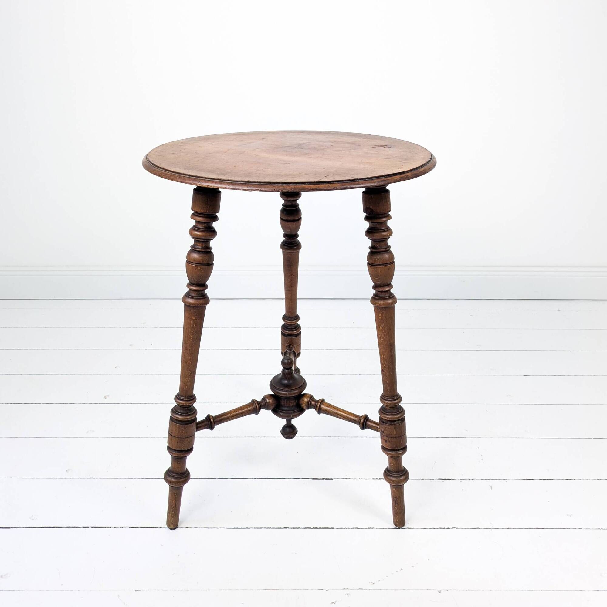 Table d’appoint vintage ronde à trois pieds en bois tourné massif style ant