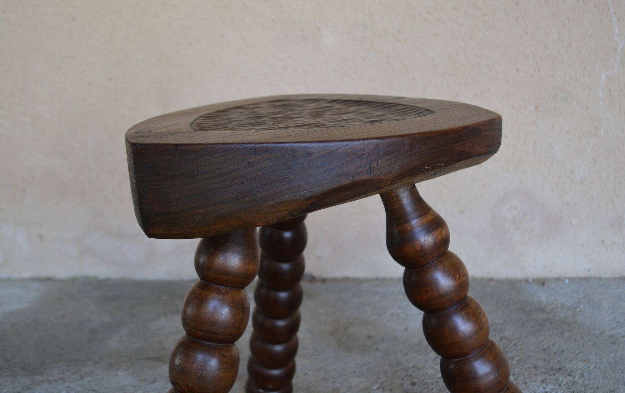 Tabouret tripode brutaliste en bois tourné et sculpté - style vacher ferme
