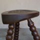 Tabouret tripode brutaliste en bois tourné et sculpté - style vacher ferme