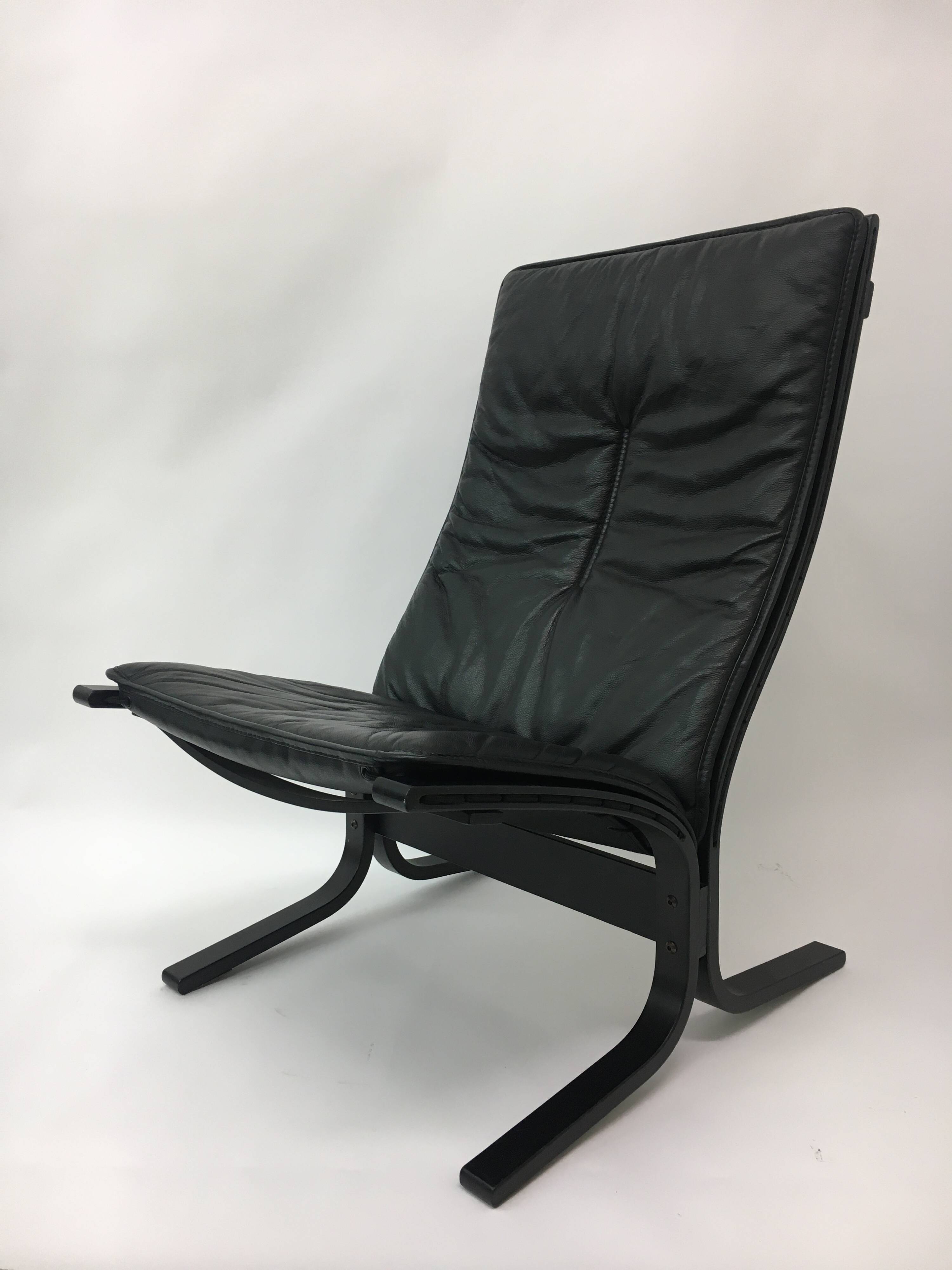 Mid-Century design black leather lounge chair by Ingmar Relling for Westnof