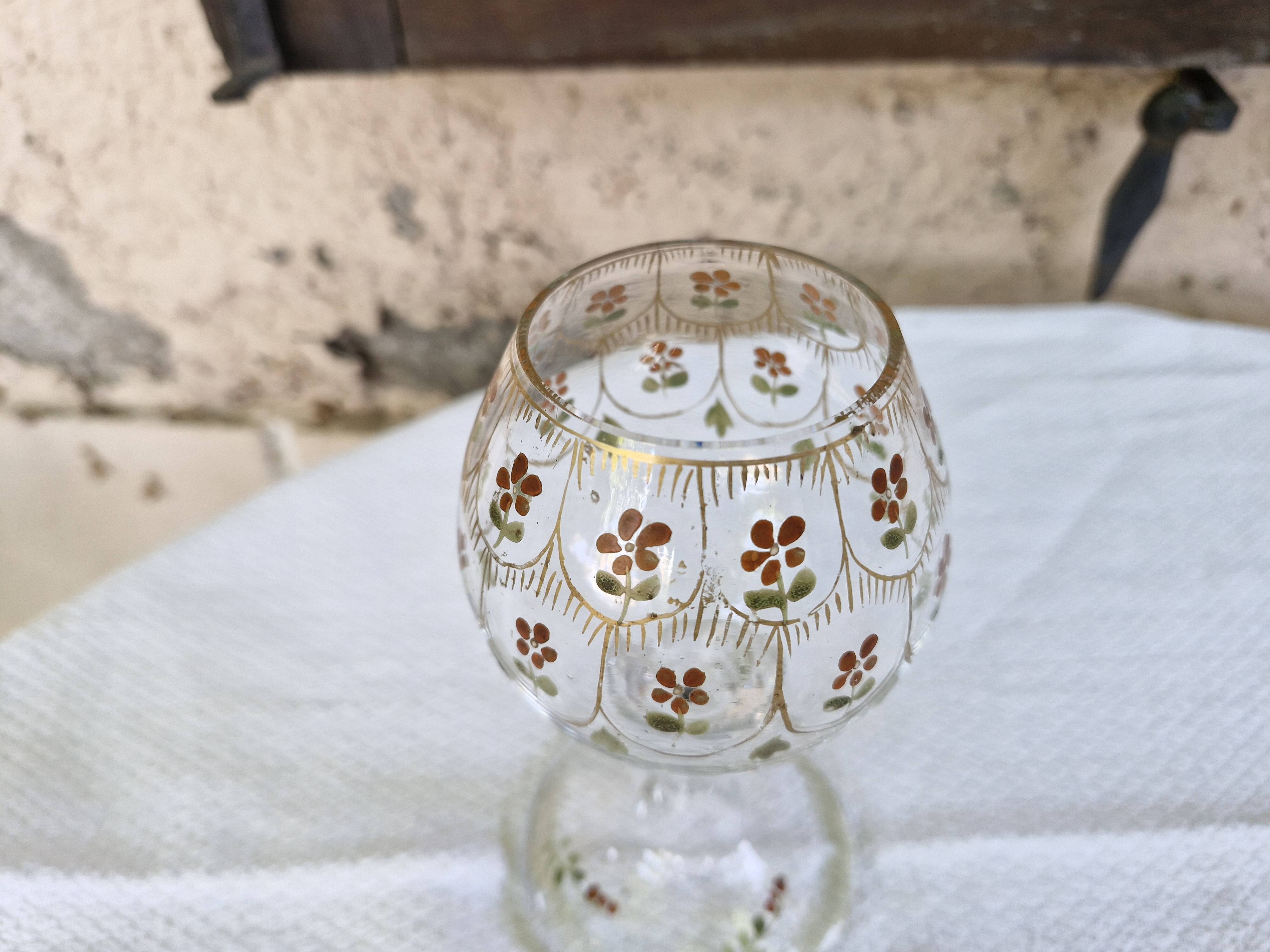 Grand verre ancien émaillé décor floral