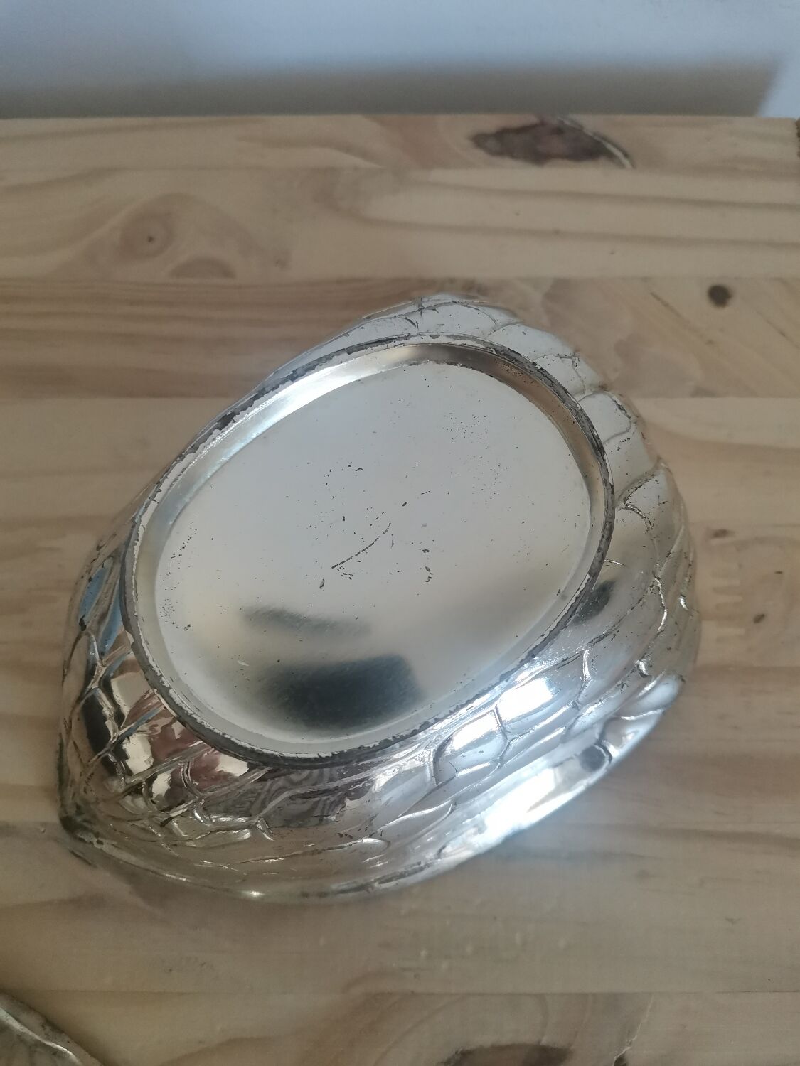 Vintage art deco walnut-shaped box in silver metal