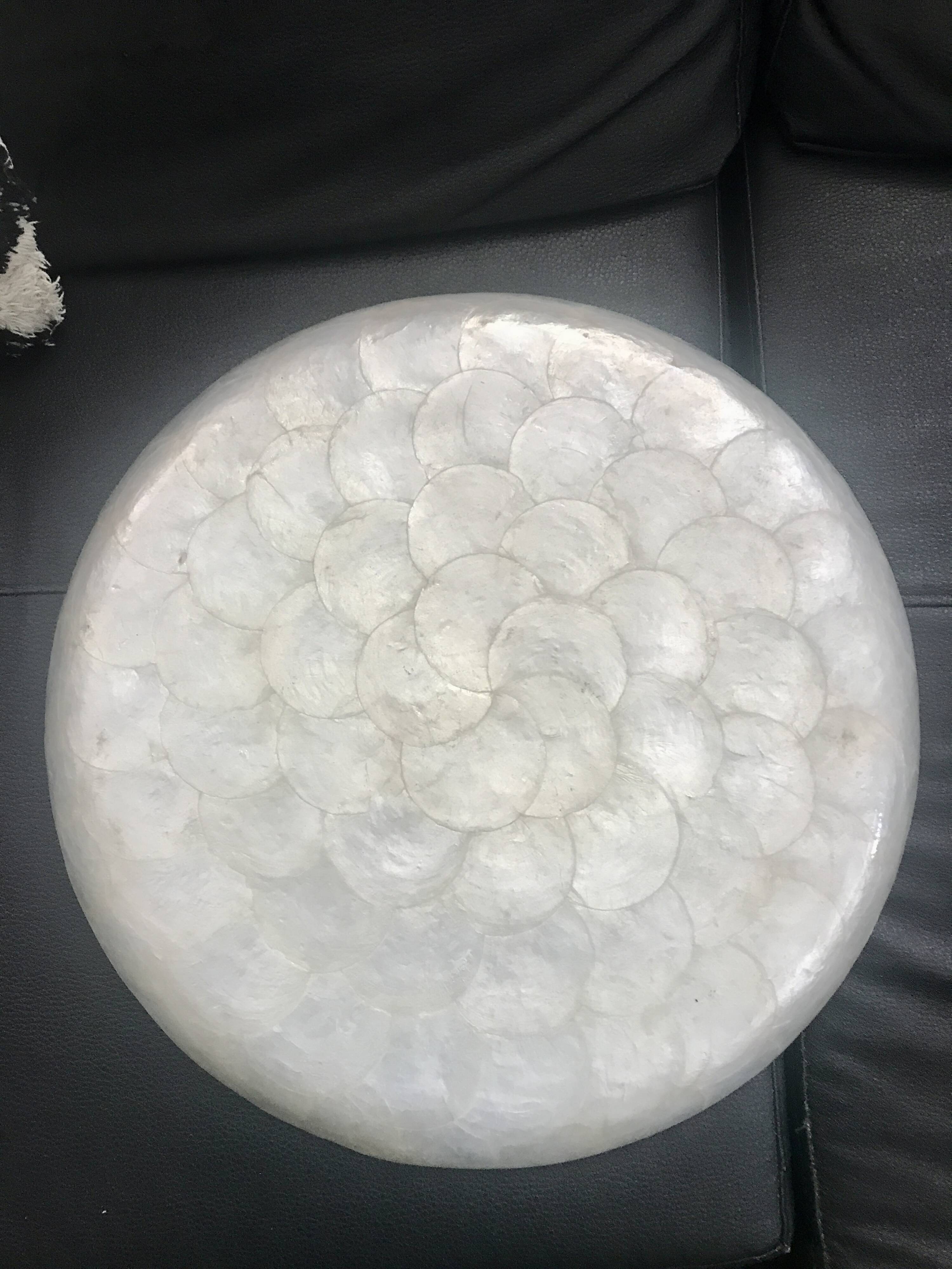 Round mother-of-pearl tray