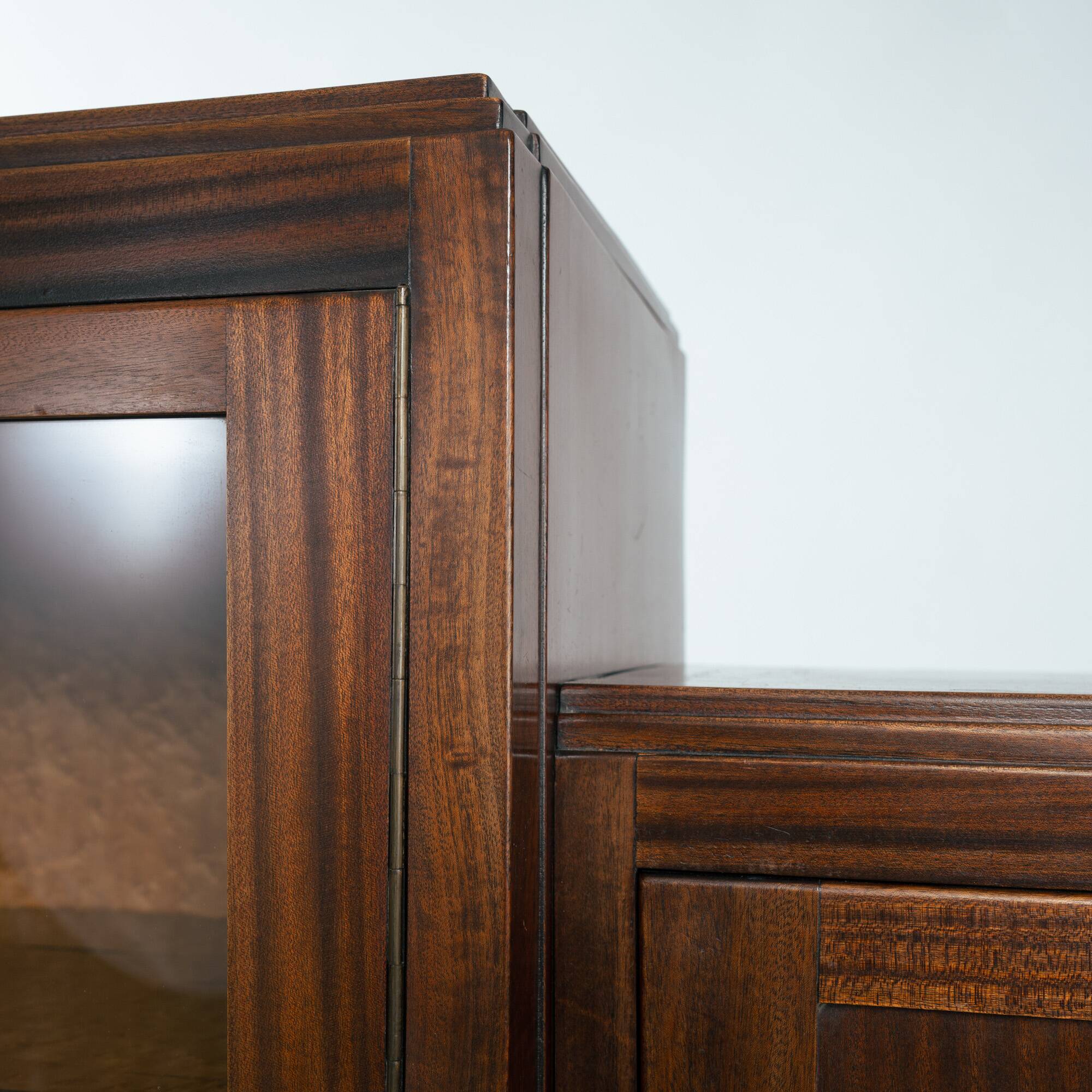 Cabinet Art Déco en noyer et érable œil de perdrix de l'école d'Amsterdam avec portes en verre, années 1930