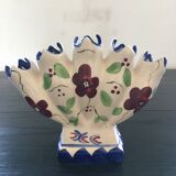 Fan vase with floral decoration