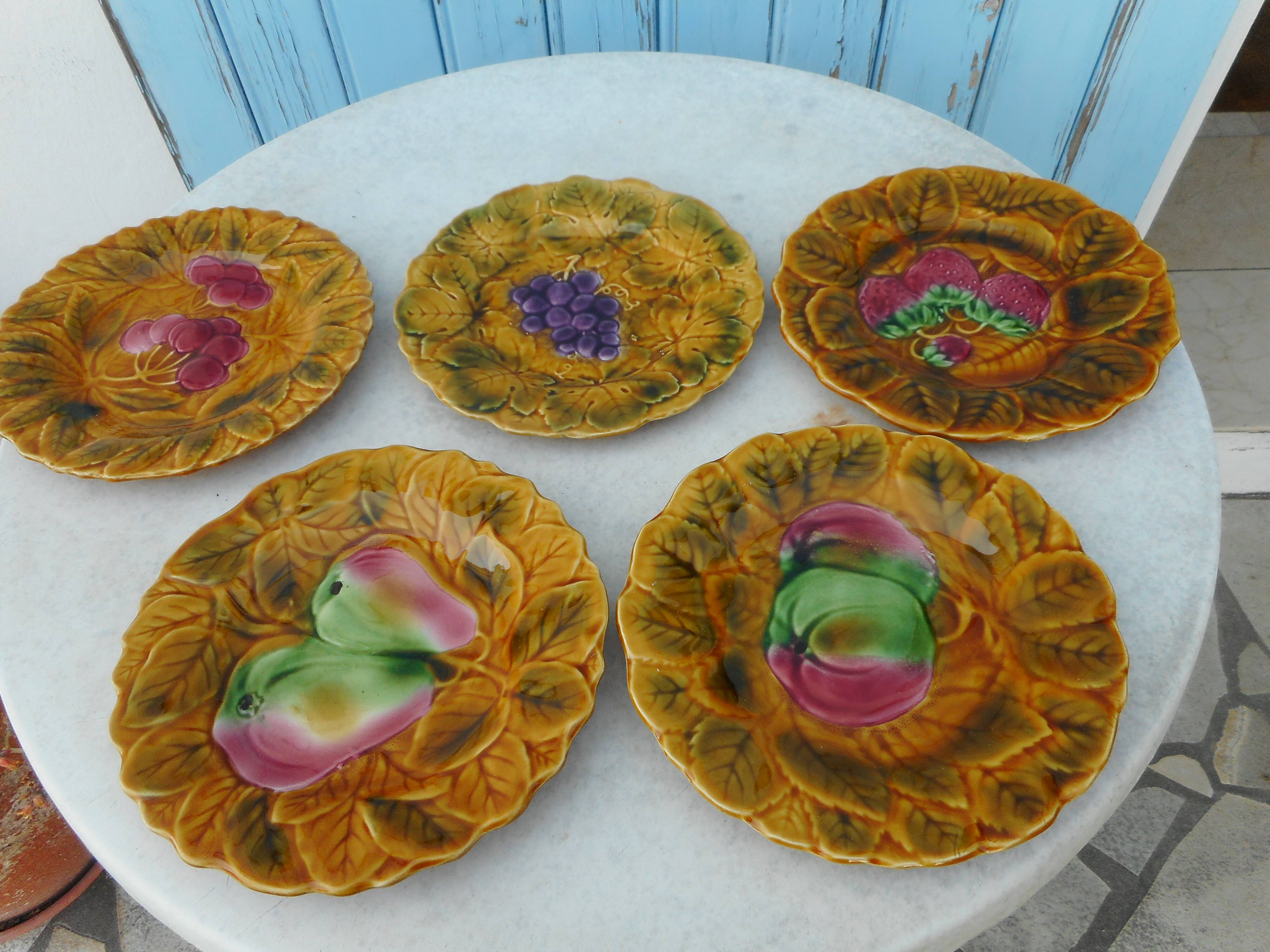 Five plates dessert in dabbling