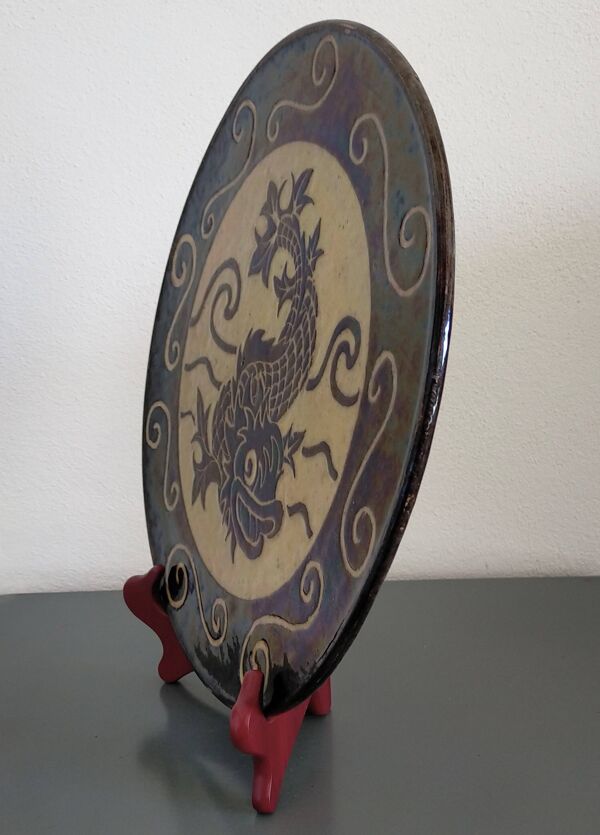 Plat Dauphinois en terre cuite vernissée vers 1950 Décor dauphin