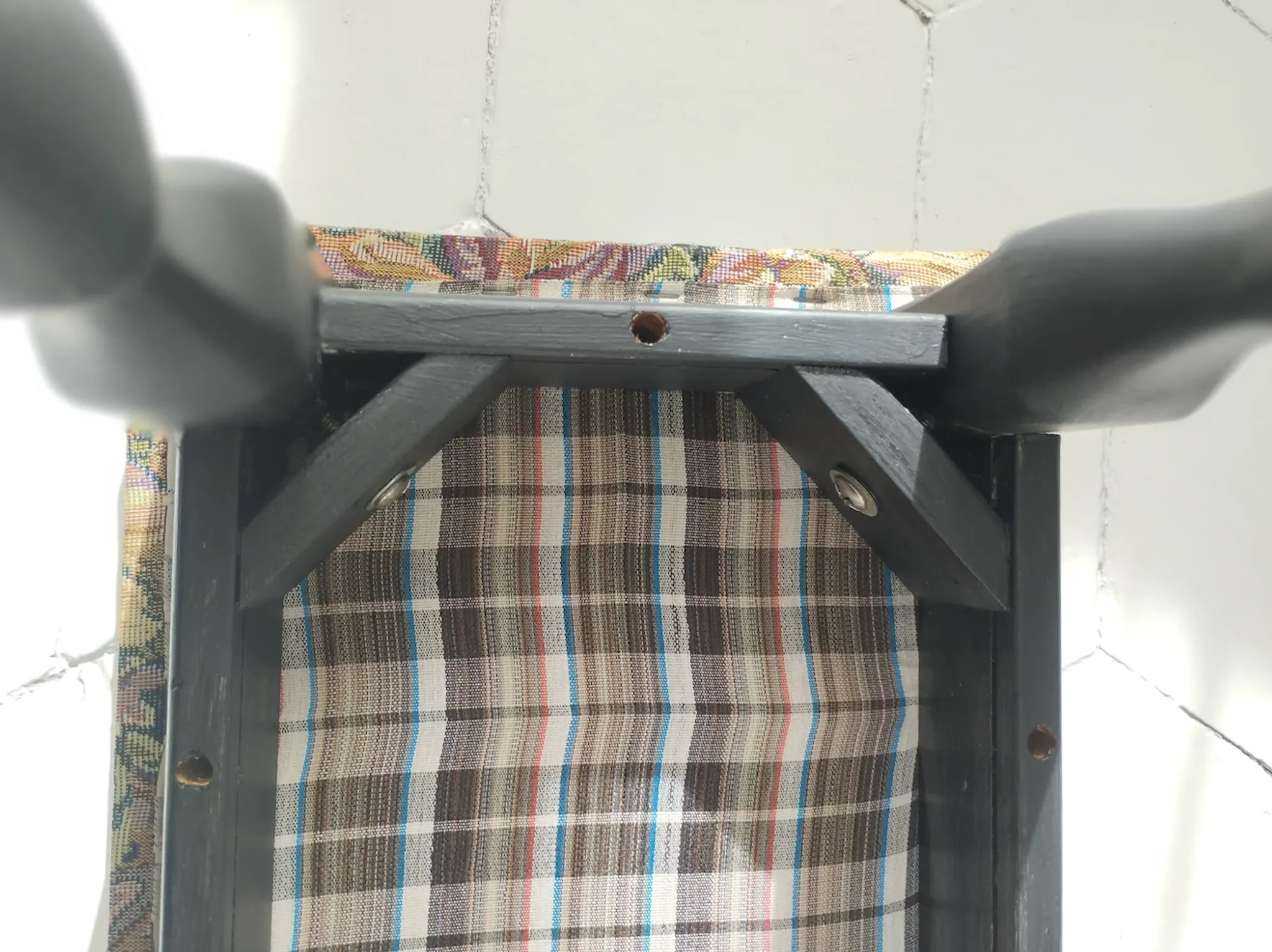 Petit ottoman repose-pied tapisserie vintage.