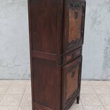 Homme debout bressan armoire